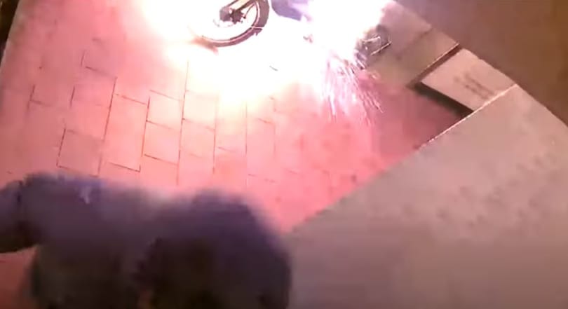 Egy pillanat alatt tűzgolyóvá vált egy felrobbanó elektromos kerékpár