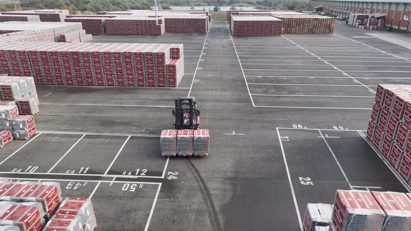 A világon elsőként Békéscsabán húzta fel szabadtéri digitális raktárát a Wienerberger