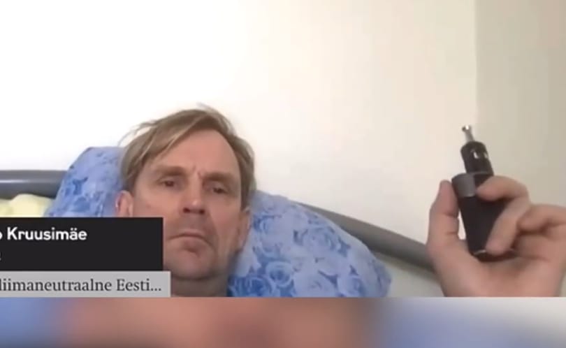 E-cigivel a szájában, az ágyában fekve jelentkezett be a parlamenti vitára egy észt képviselő