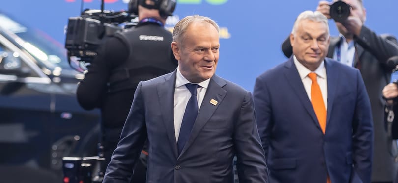 Donald Tusk szerint a magyar kormány más irányba küldené az európai hadsereget, mint a lengyel