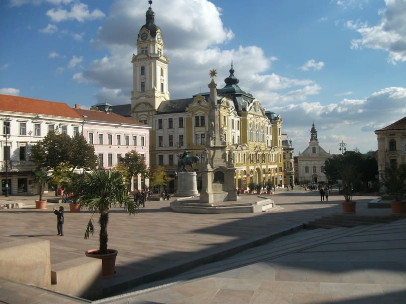 Pécs úszik az adósságban