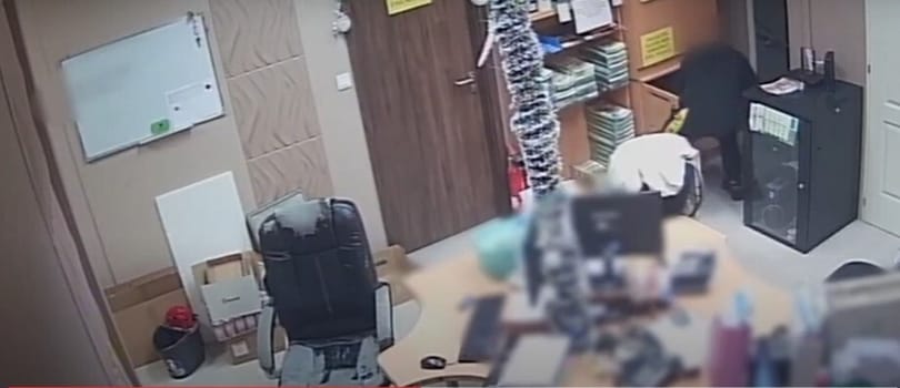 Négy futár ellopott félmillió forintot az őket alkalmazó cégtől, ám a videókamerával nem számoltak- videó