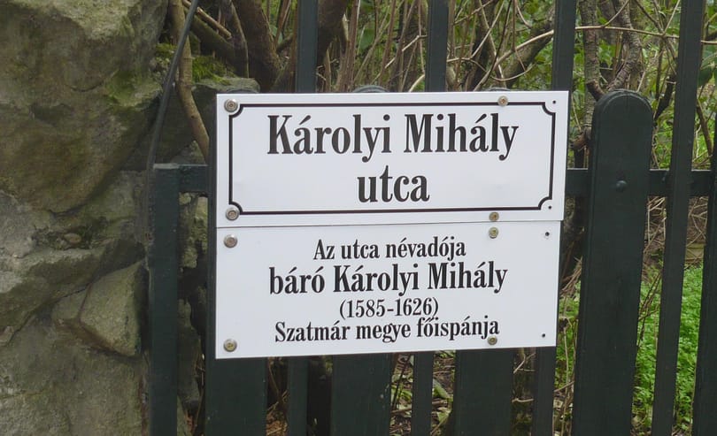 Trükkös utcatábla Károlyi Mihályról egy kormánypárti városban