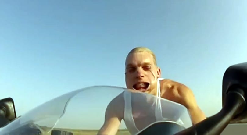 Ilyen az arcod egy 250-nel száguldó motoron bukósisak nélkül