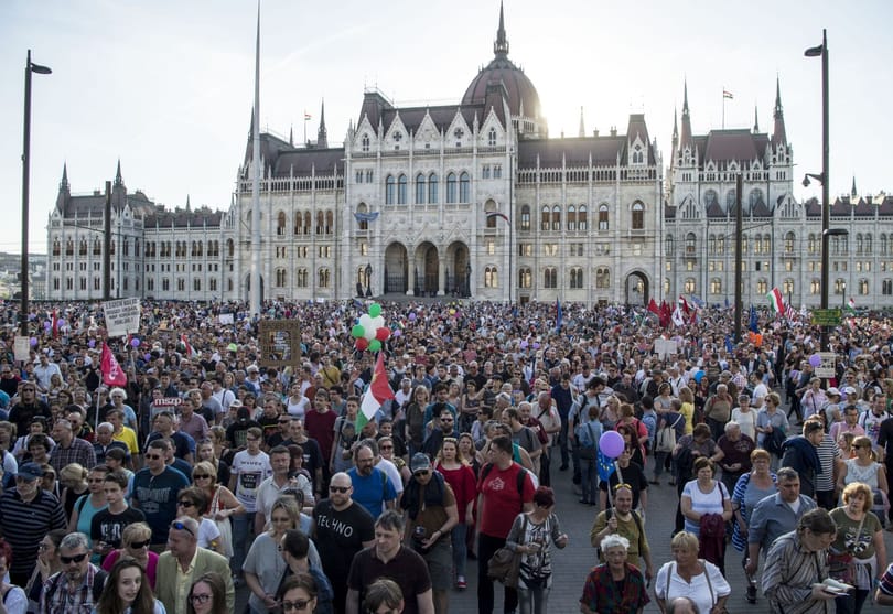 Új törvényt hoz a kormány a gyülekezési jogról: két ember beszélgetése is gyűlésnek minősülne?