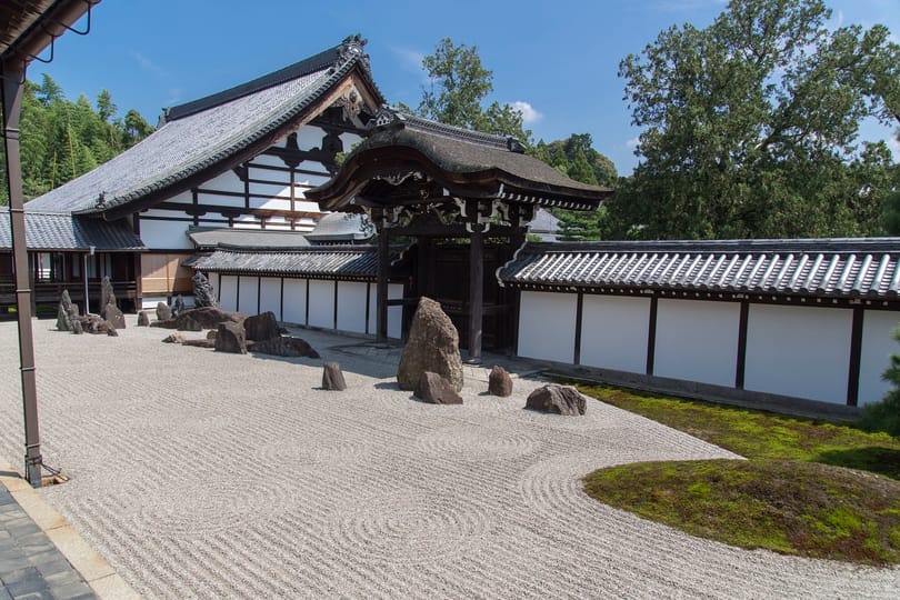 Többszáz éves műemlék vécébe tolatott bele egy japán férfi