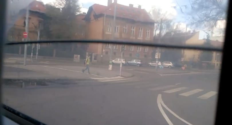 Világszenzáció a Volánbusznál: lassan akvárium is lehetne a busz ablaka – videó