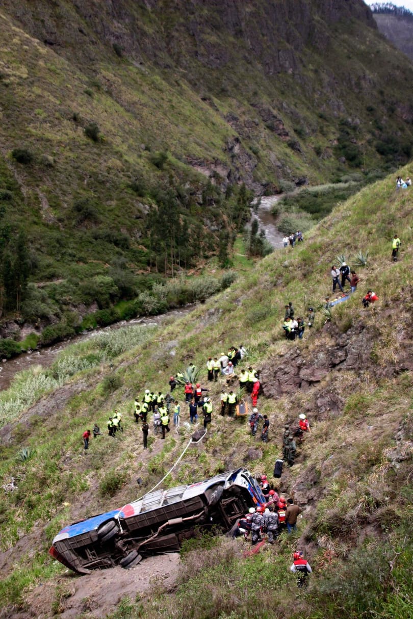Fotó: szakadékba zuhant egy busz Ecuadorban