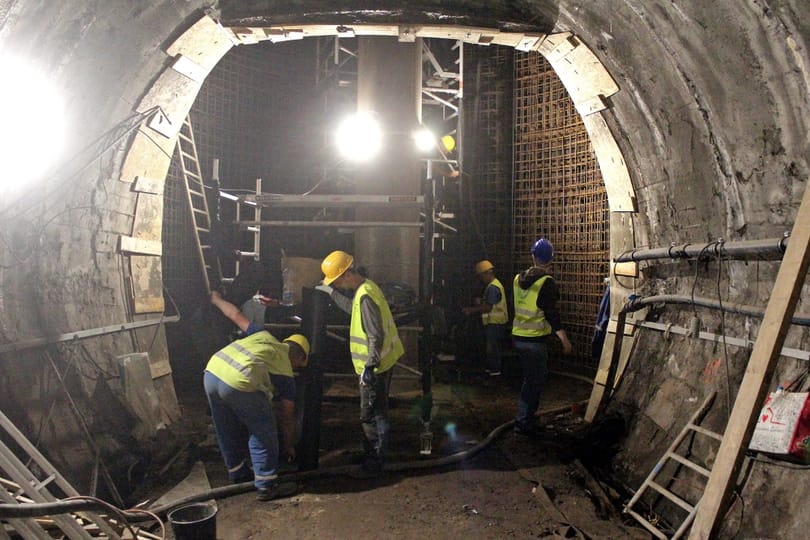 Majdnem egymilliárdba kerül egy ferdelift a 3-as metró felújított állomásain