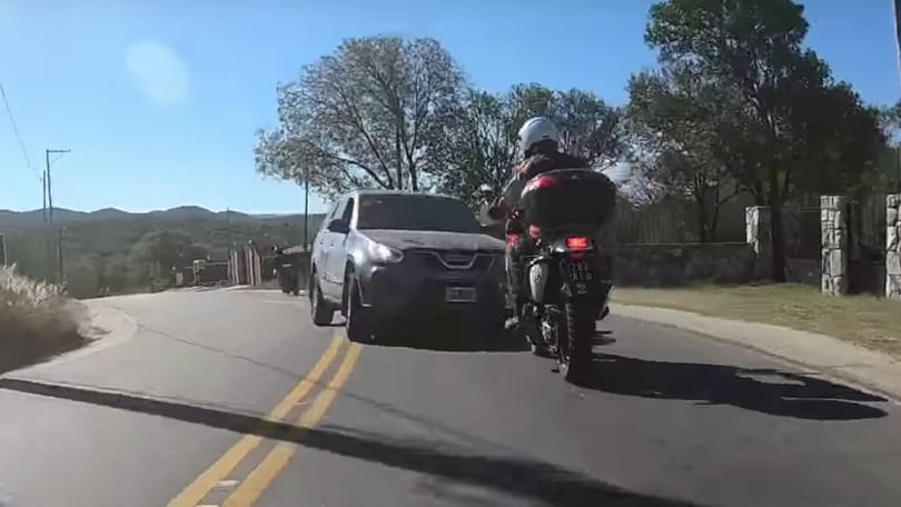 Alig tettek meg néhány kanyart, frontális baleset lett a motorozás vége – videó