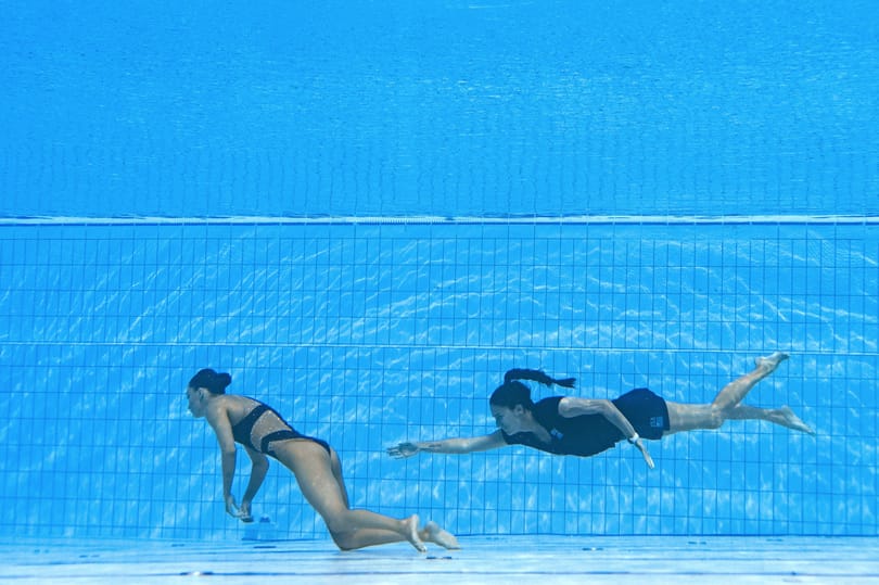A FINA az utolsó pillanatban megtiltotta a versenyzést a medencében elájuló műúszónak