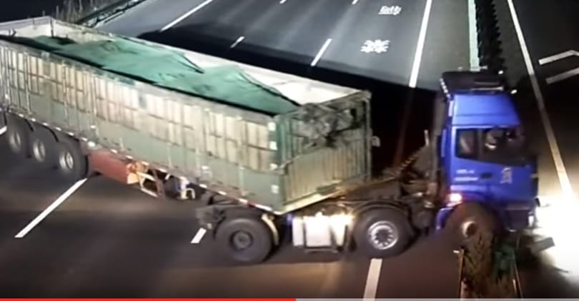 Megbontotta az autópálya-kerítést egy kamionos, csak hogy megforduljon – videó