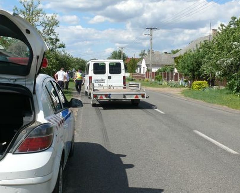 Álló busz mögül lépett ki, elcsapták