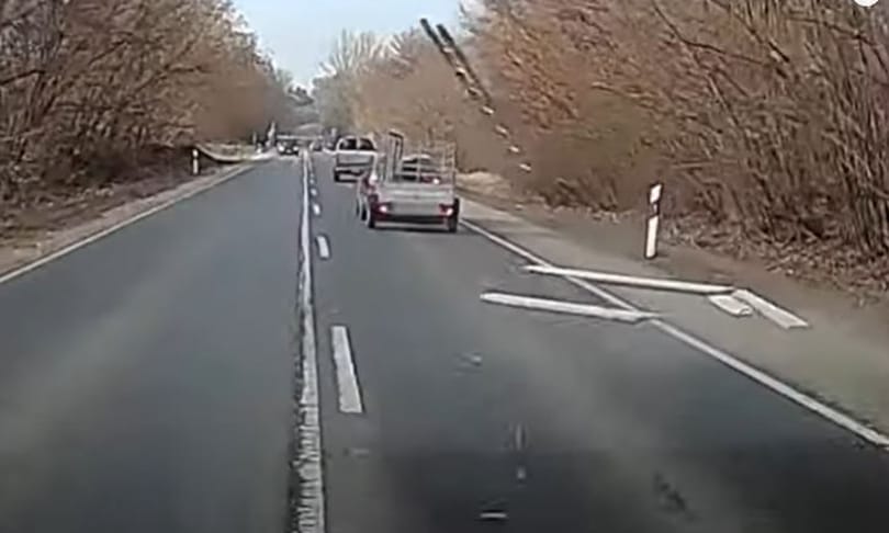 Létra és colos deszka is repült menet közben egy utánfutóról – videó