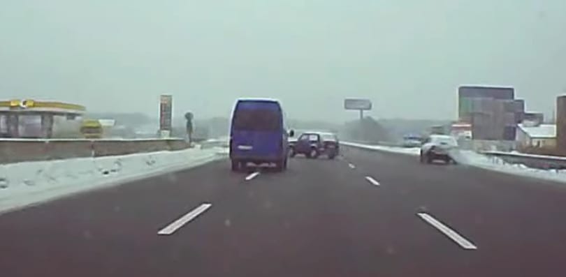 Egy ekkora becsapódástól a Lada Niva sem véd meg senkit – videó