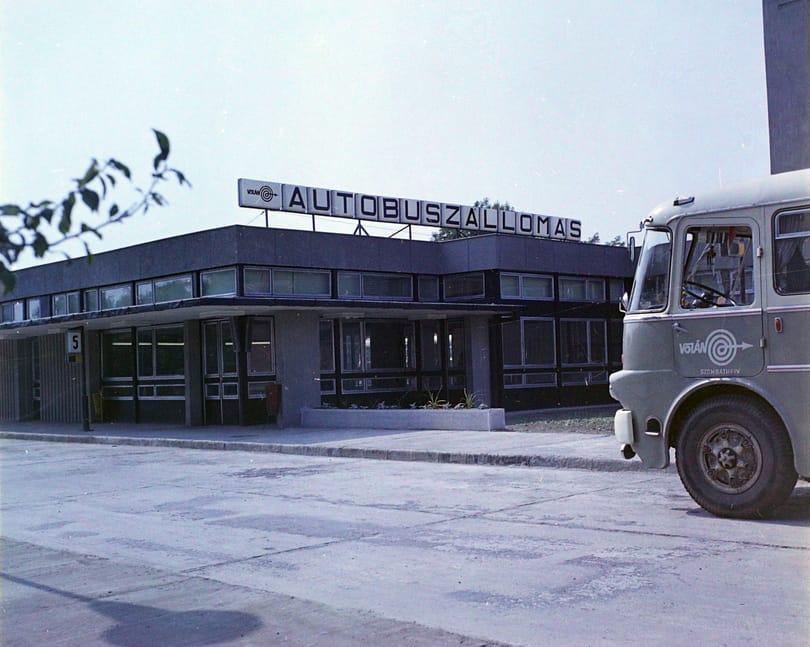 A MÁV szülte, a végzete is a MÁV lesz: 55 évig élt a csigás logós buszos vállalat – képeken a Volán-sztori