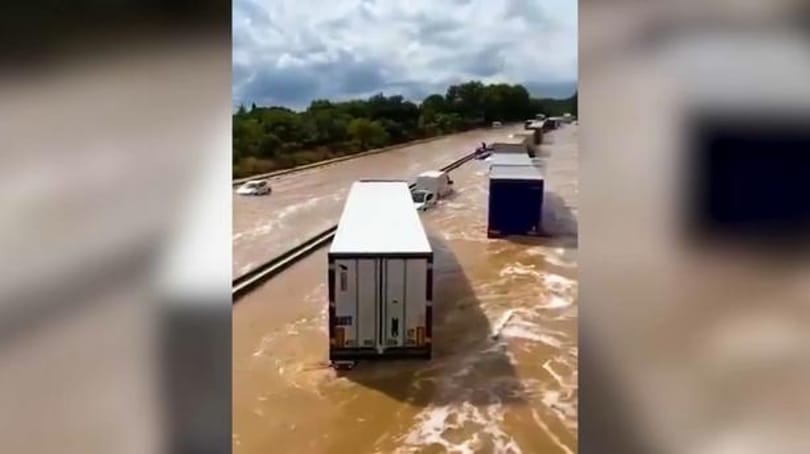 Hömpölygő folyóvá változott egy francia autópálya - videó