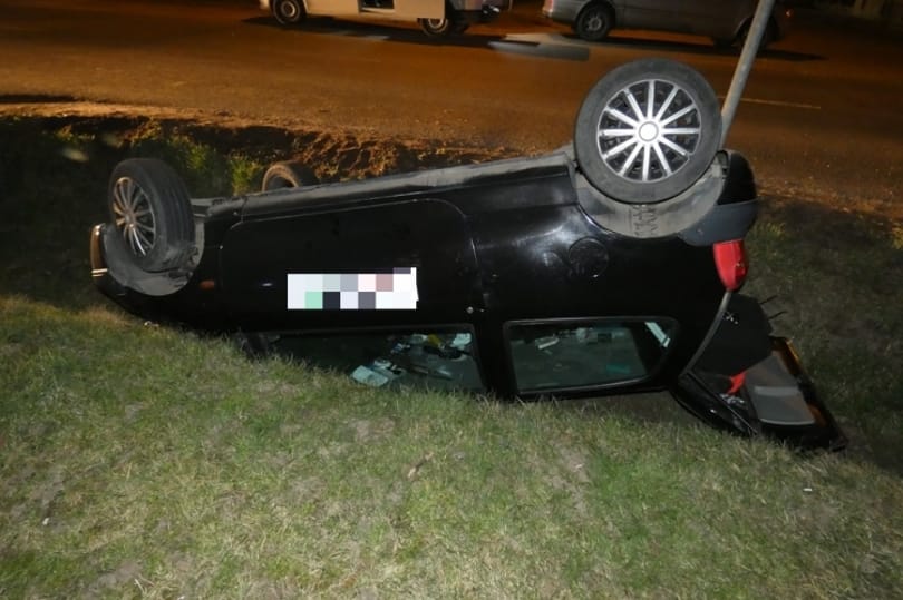 Bedrogozva loptak autót a váci fiatalok, aztán árokba borultak