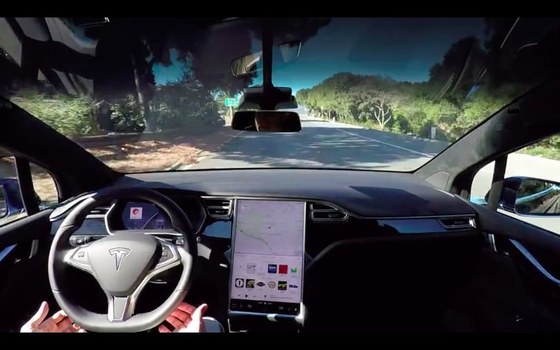 Egészen elképesztő: így vezeti önmagát a teljesen önvezető Tesla – videó