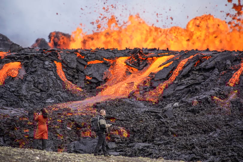 500 méter hosszan megnyílt a föld Izlandon és lávafüggöny csap fel belőle