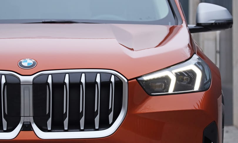 A BMW megnyújtotta legkisebb divatterepjáróját