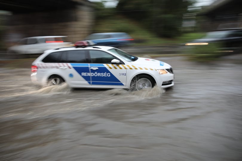 Így kapta el az eső a budapesti autósokat: csokornyi kép az özönvízen átsuhanó kocsikról