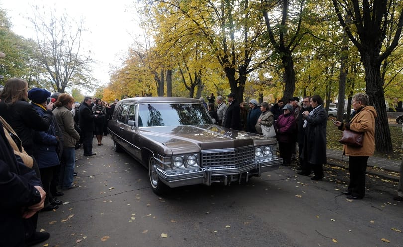 Gyászolók tömege várta Komár Cadillecjét