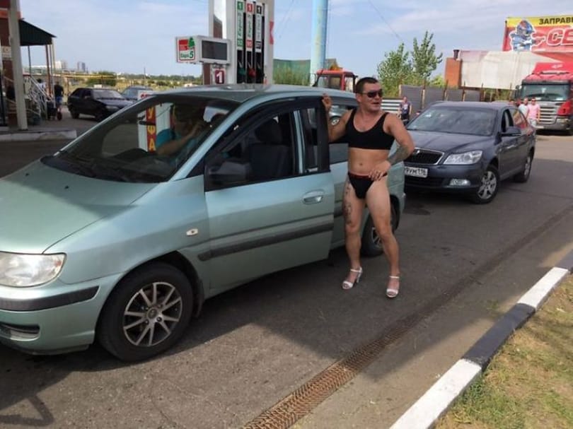 Egy benzinkút ingyen tankolást hirdetett a bikiniben érkezőknek, a férfiak megértették