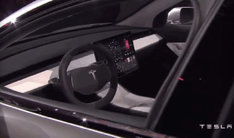 Olyan lesz a legolcsóbb Tesla, mintha egy futurisztikus űrhajót vezetnénk