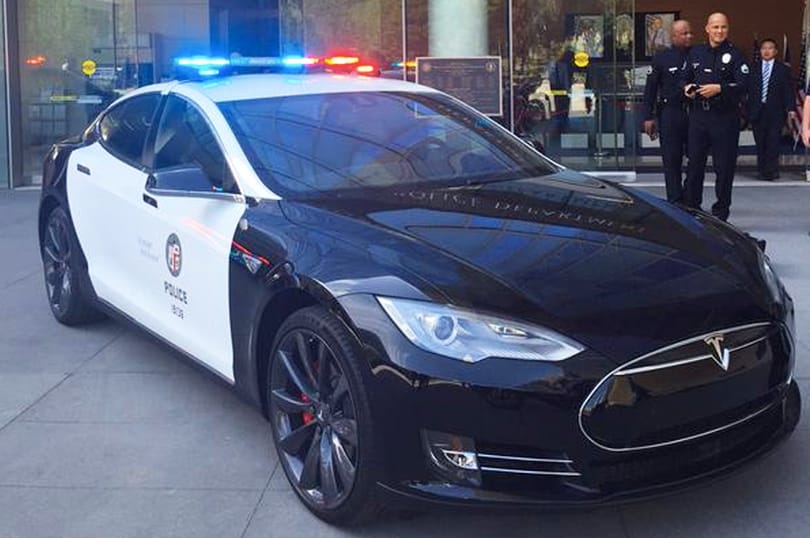 Jól nézze meg, mert ez történelem: szolgálatba állt a világ első Tesla rendőrautója
