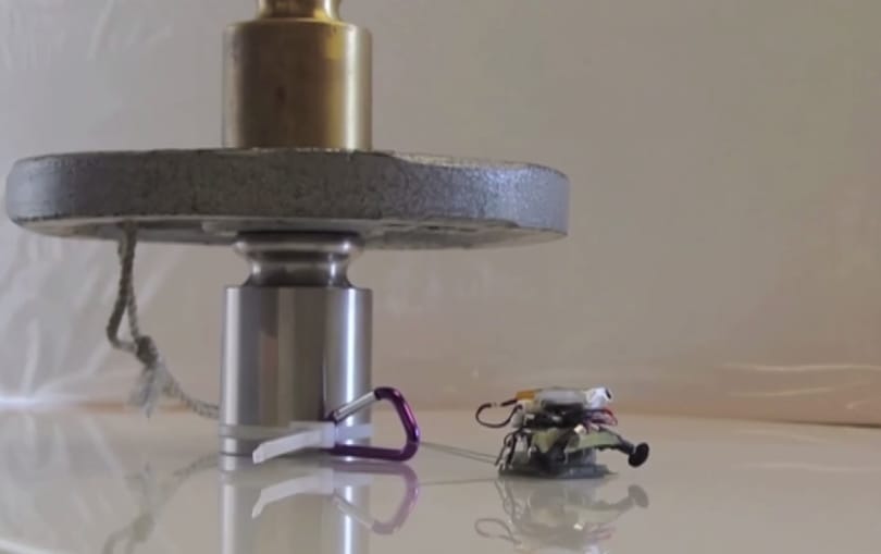 Saját súlya 2000-szeresét is elcipeli a kis robot – videó