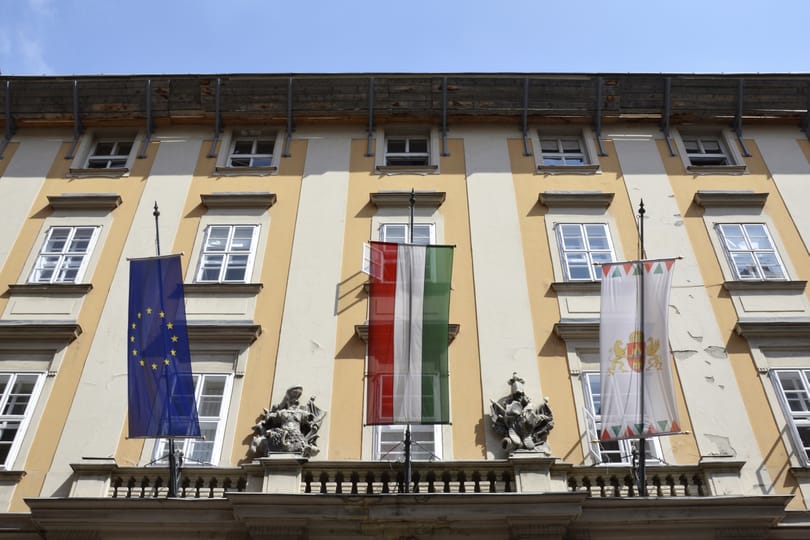 Tatarozzák a Városházát Budapesten és autókat is vesznek