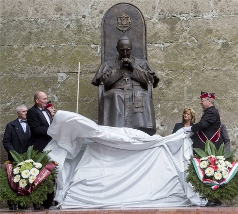Szobrot állítottak a kommunisták börtönében szenvedett érseknek