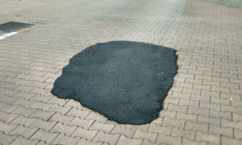 A nap fotója: Aszfalttal kátyúzták a térkövet Veszprémben