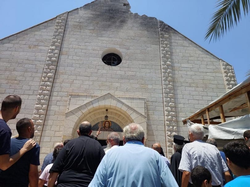 Netanjahu telefonon beszélt a pápával, miután bombatalálat érte a gázai katolikus templomot