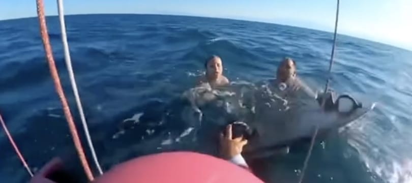 Videón, ahogy magyar turistákat mentenek ki a tengerből Görögországban