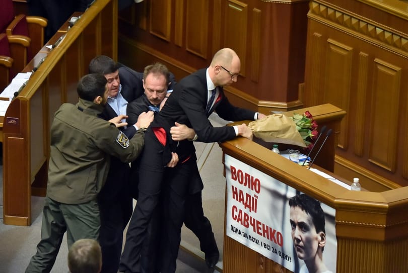 Fotók: A kormányfő lába közé nyúltak, balhé volt az ukrán parlamentben