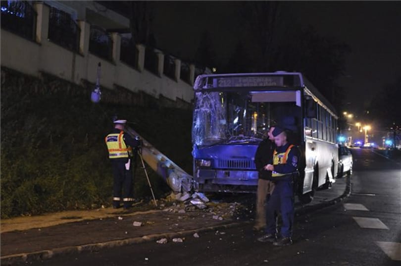 Rosszul lett a sofőr, oszlopnak hajtott egy busz Budapesten - fotó