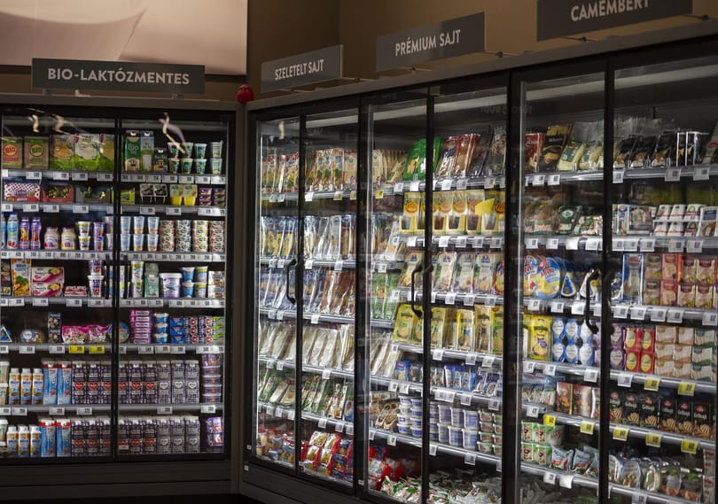 Éttermen és utazáson spórol a magyar, de a dohányról és az alkoholról nem mond le a válság miatt