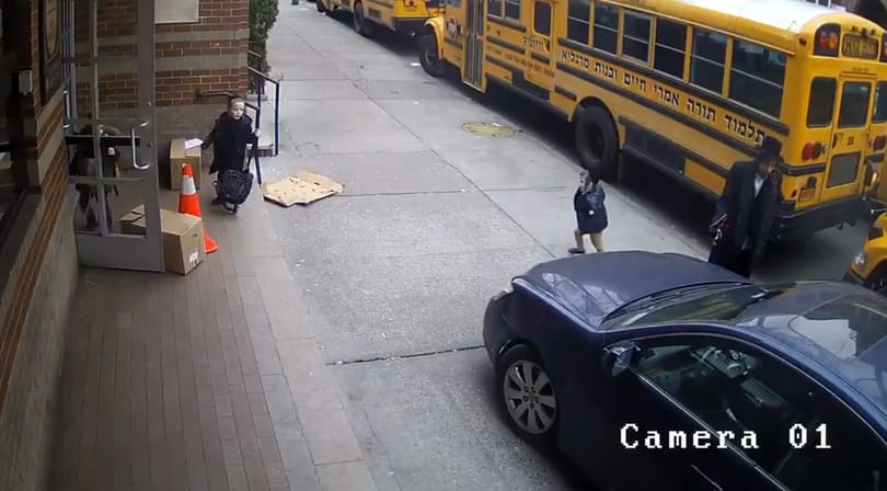 Gyerekek közt, a járdán, a sulibusz mellett tört utat magának egy autós - videó