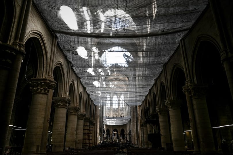 Drámai képek a Notre-Dame első miséjén az áprilisi tűzeset óta