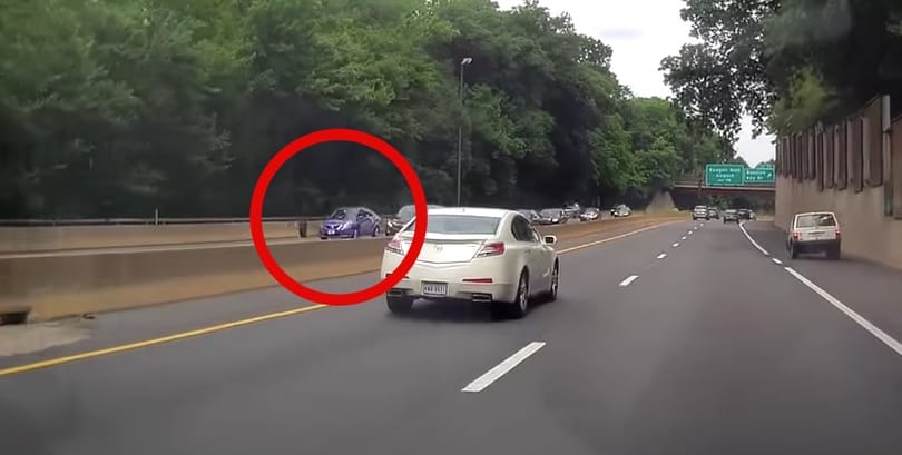 80+ km/h-nál szakadt ki a Jeep kereke, letarolta a szemből érkező Nissant – videó