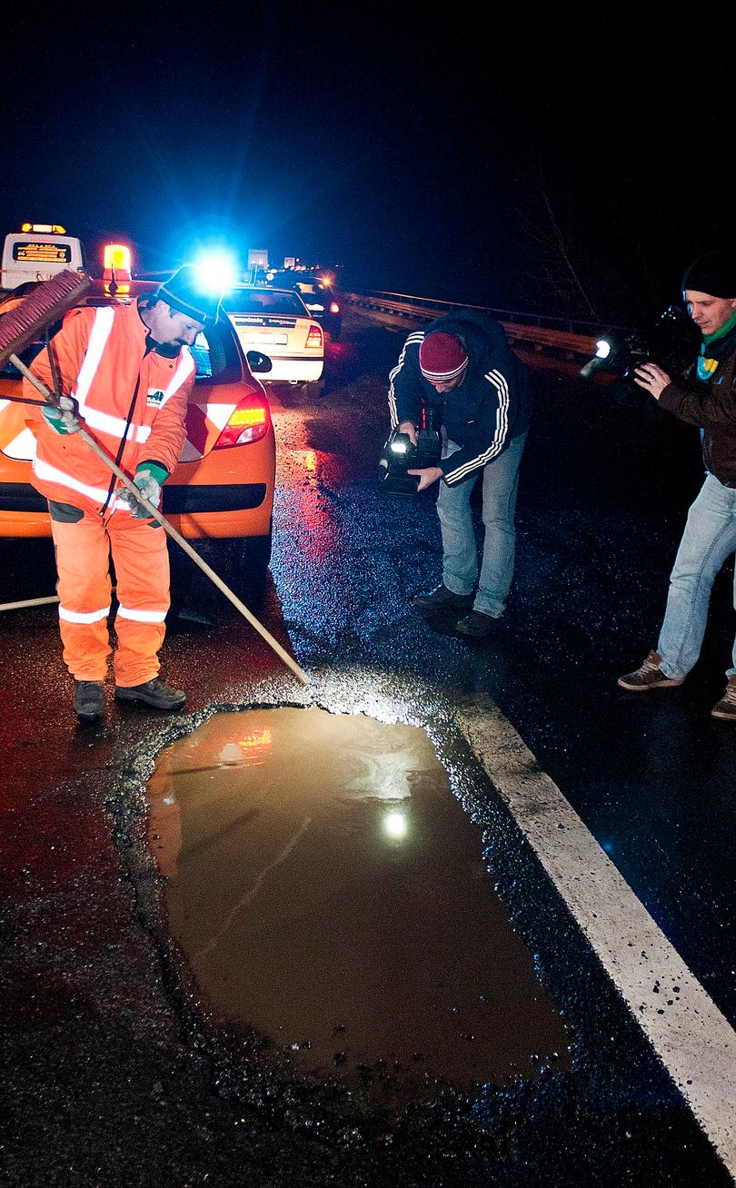 Fotó az M1-esen kialakult gyilkos kátyúról
