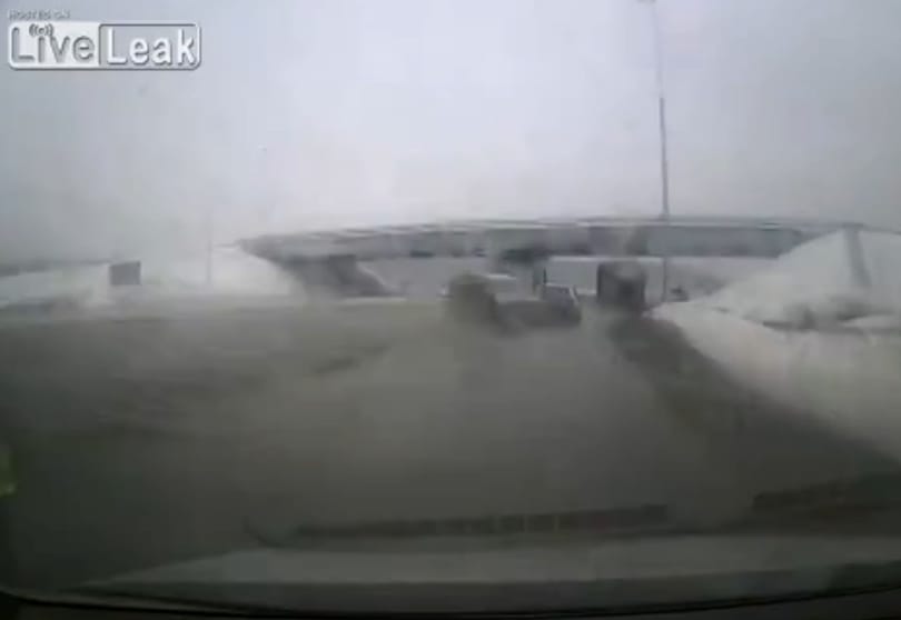 Ez történik, amikor elalszik a száguldozó autós – videó