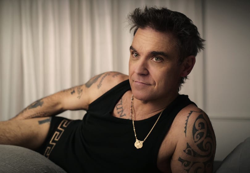 Robbie Williams alsógatyában néz vissza a kissrácra, a Rock DJ-re, a drogokra, a bukásra és a szárnyalásra