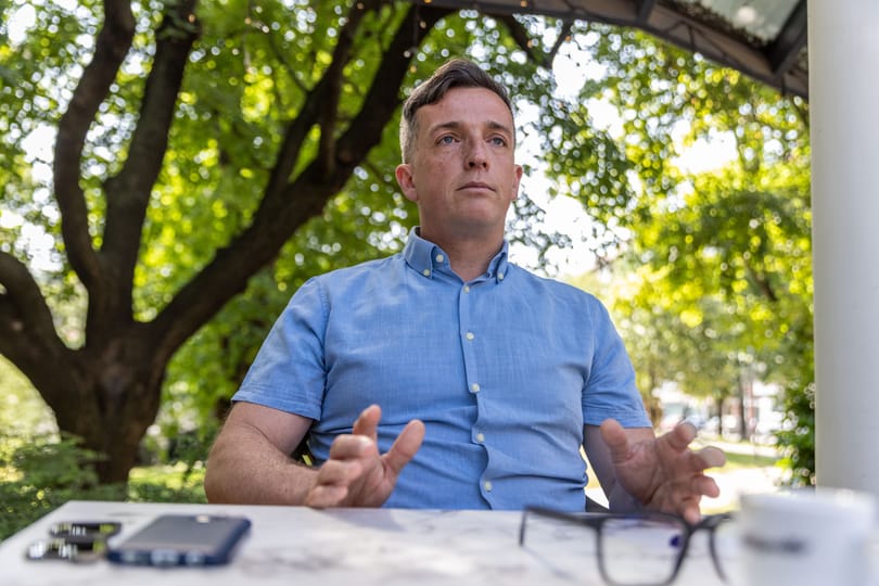 A legnagyobb ellenség, aki a két lövészárok között próbál manőverezni a magyar közéletben