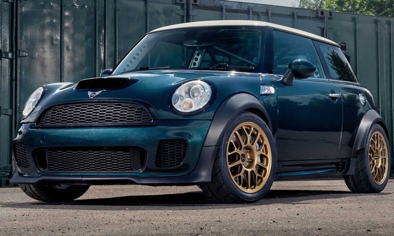 V8-as motort és hátsókerék-hajtást kapott az új Mini