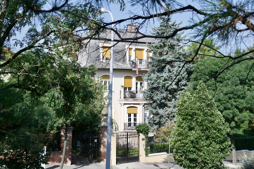 Szuverenitásvédelmi villa: a Gellért-hegy oldalában, egy motoros cégtől bérelnek benne lakásokat Lánczi Tamásék hatvanmillióért