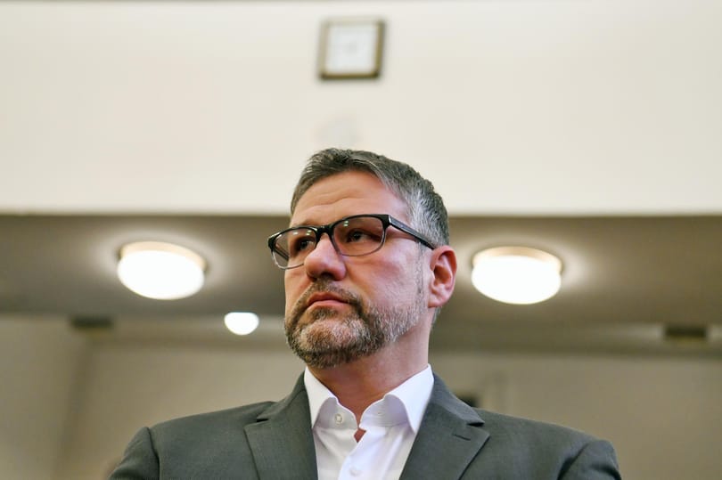 Simonka György kifizette a tartozását, Boldog István új életbiztosítást kötött, Czeglédy Csabának eltűnt a nyugdíjszámlája 