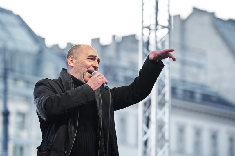 Kulka János már egyedül sétálgat
